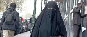 Diskriminiert fühlen sich in Frankreich Frauen, die den Vollschleier tragen wollen.