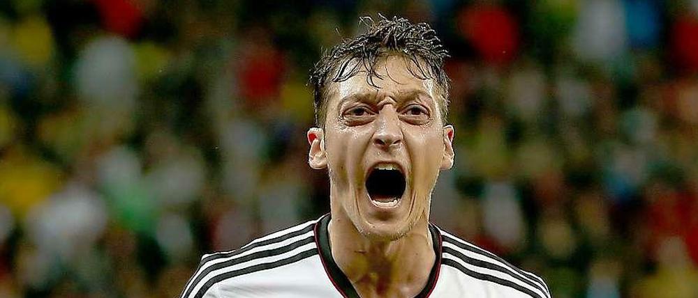 Am Ende ein Kraftprotz, während des Spiels eher harmlos. Vielleicht hilft dieses Spiel auch Mesut Özil bei dieser WM in Brasilien weiter.