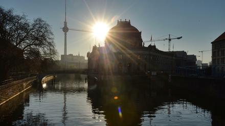 Kann man den Sonnenaufgang über der Museumsinsel künftig auch aus dem Wasser bewundern? Das Spreebad in Mitte ist zumindest geplant. 