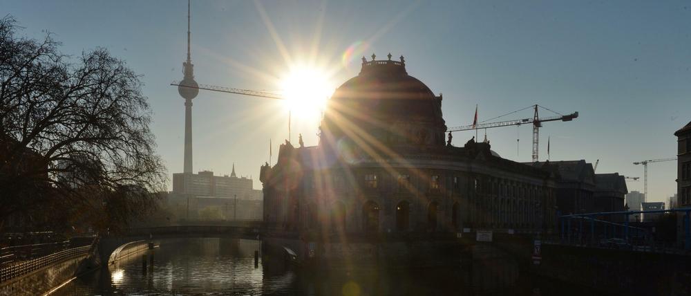 Kann man den Sonnenaufgang über der Museumsinsel künftig auch aus dem Wasser bewundern? Das Spreebad in Mitte ist zumindest geplant.
