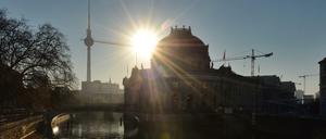 Kann man den Sonnenaufgang über der Museumsinsel künftig auch aus dem Wasser bewundern? Das Spreebad in Mitte ist zumindest geplant. 