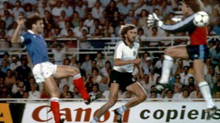 Vor dem Foul. Toni Schumacher (re.) im Anflug.
