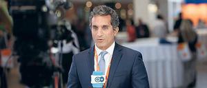 „Wenn du lachst, hast du keine Furcht mehr“. Der ägyptische Satiriker Bassem Youssef, 40, wird massiv bedroht und musste seine Show „Al Bernameg“ beenden. 
