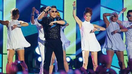 Gangnam Style in Frankfurt. Der südkoreanische Popstar Psy ist durch sein Youtube-Video, das in Deutschland wegen Urheberrechtsfragen gesperrt ist, weltbekannt geworden. Erst vor wenigen Tagen tanzte der ebenfalls aus Südkorea stammende UN-Generalsekretär Ban Ki Moon mit Psy durch die UN-Zentrale in New York. Foto: Michael Probst/dapd