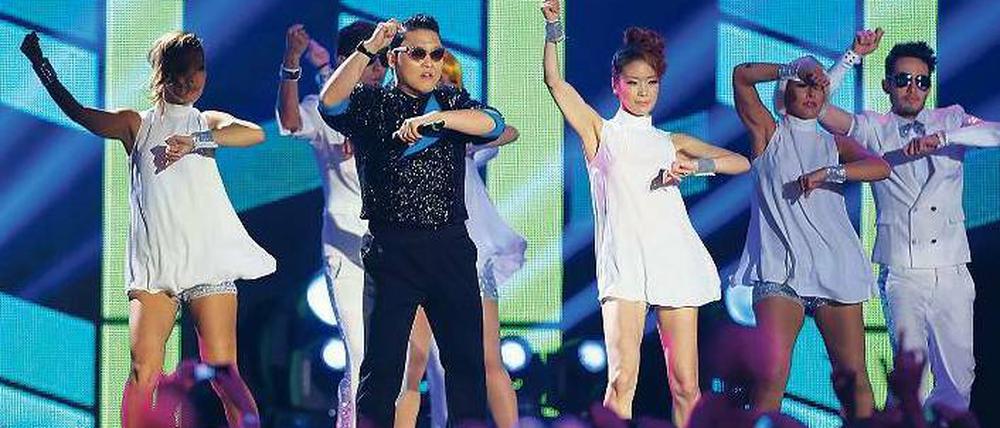 Gangnam Style in Frankfurt. Der südkoreanische Popstar Psy ist durch sein Youtube-Video, das in Deutschland wegen Urheberrechtsfragen gesperrt ist, weltbekannt geworden. Erst vor wenigen Tagen tanzte der ebenfalls aus Südkorea stammende UN-Generalsekretär Ban Ki Moon mit Psy durch die UN-Zentrale in New York. Foto: Michael Probst/dapd