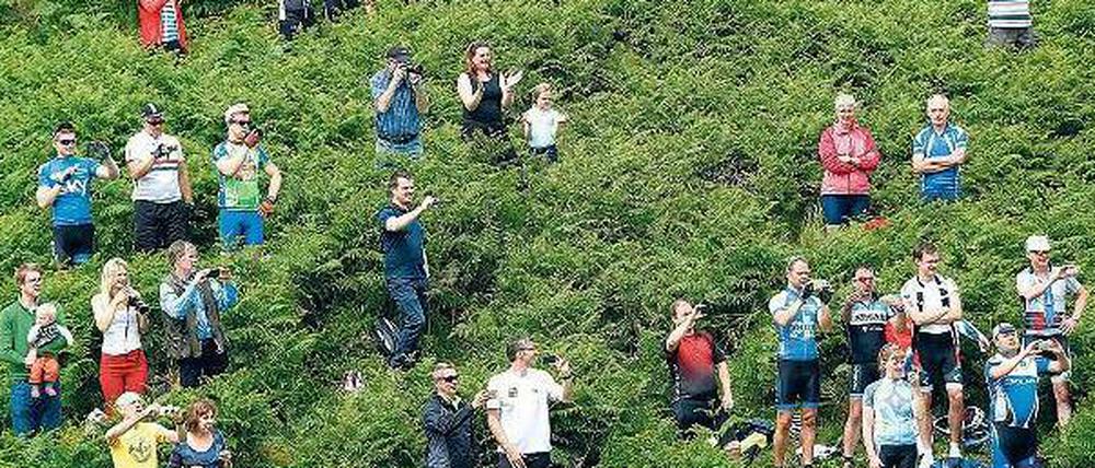 In die Büsche geschlagen. Engländer betrachten das Spektakel von einem Hügel aus. 