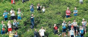 In die Büsche geschlagen. Engländer betrachten das Spektakel von einem Hügel aus. 