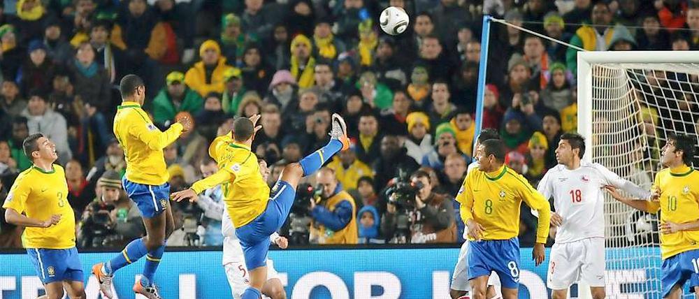 Ecke, Kopfball, Tor! Das ist 2010 schon brasilianisch.