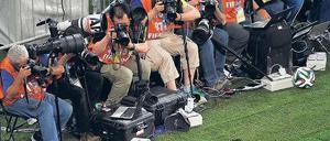 Alle Kameras sind in Brasilien während der WM auf den Fußball gerichtet. Im Mittelpunkt steht dabei auch der inzwischen verletzte Spieler Neymar.