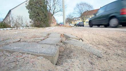Lose Dachziegel, morsche Äste, defektes Licht: Immobilieneigentümer müssen sich auch um solche Dinge kümmern, um niemanden zu gefährden.
