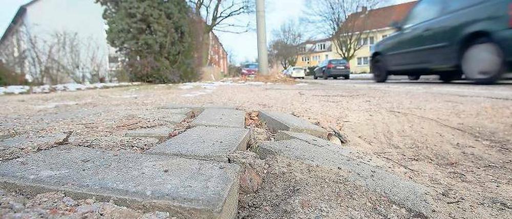 Lose Dachziegel, morsche Äste, defektes Licht: Immobilieneigentümer müssen sich auch um solche Dinge kümmern, um niemanden zu gefährden.