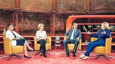 Die erste Frauenrunde bei Günther Jauch: Margot Käßmann (v.l.), Ursula von der Leyen und Hillary Clinton. Foto: dpa