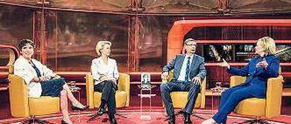 Die erste Frauenrunde bei Günther Jauch: Margot Käßmann (v.l.), Ursula von der Leyen und Hillary Clinton. Foto: dpa