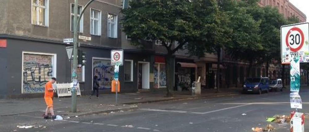 Freigegeben. Das Gebiet um die Gerhart-Hauptmann-Schule in der Ohlauer Straße ist nun wieder für jedermann zugängig. Die Polizei zog sich in der Nacht zurück.