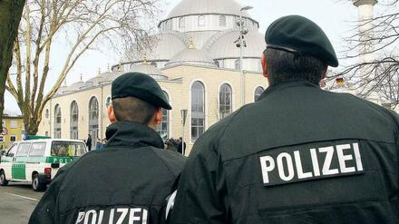 Staat und Moschee: Muslime und Bürgerrechtler wünschen sich seit langem, dass nicht nur auf Extremisten in den Gotteshäusern gesehen wird, sondern auch auf Hasstäter gegen Moscheen und Gläubige. 