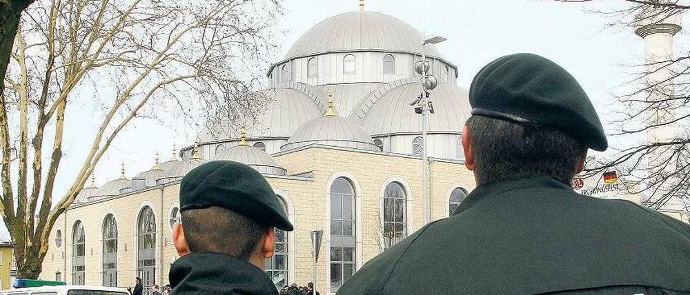 Staat und Moschee: Muslime und Bürgerrechtler wünschen sich seit langem, dass nicht nur auf Extremisten in den Gotteshäusern gesehen wird, sondern auch auf Hasstäter gegen Moscheen und Gläubige.