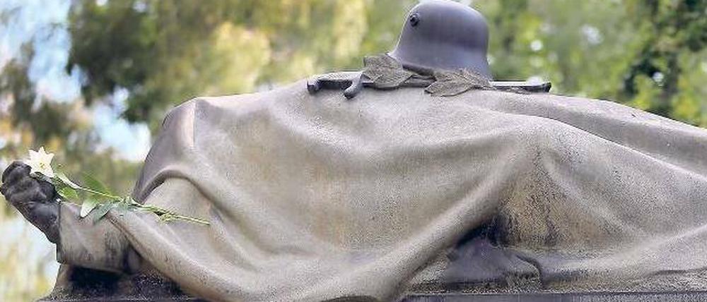 Sinnsuche in Stein. Kriegerdenkmal auf dem Berliner Garnisonsfriedhof für die gefallenen Soldaten des Ersten Weltkriegs.