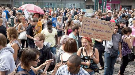 Protest in Kreuzberg. Eine Demonstration für die Solidarität mit Flüchtlingen begann am Samstagnachmittag am Hermmanplatz.
