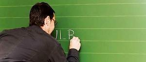 Ein Mann schreibt an einer Tafel.