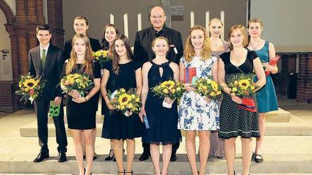 Die Besten. Von 111 Abiturienten gelang neun Schülerinnen und einem Schüler die Note 1,0 – hier bei der Feier mit Direktor Ralf Treptow. 