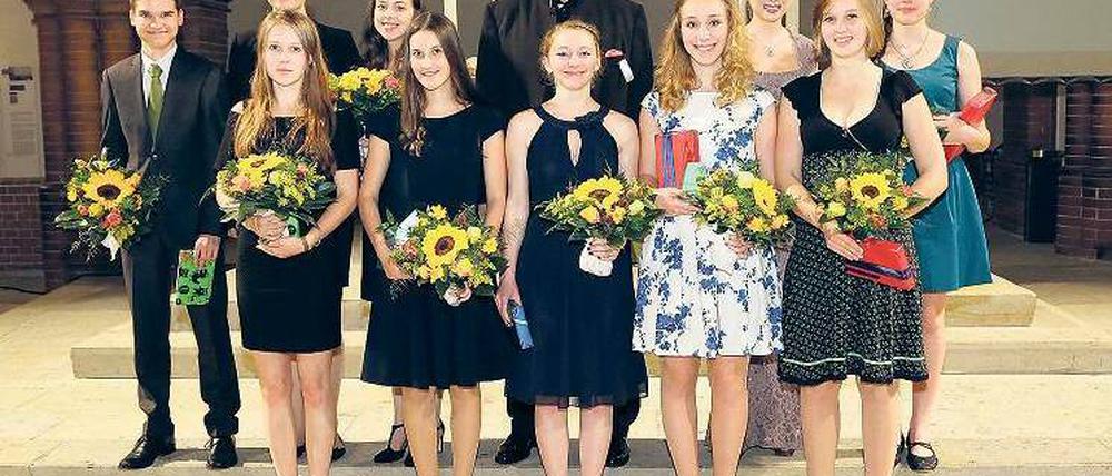 Die Besten. Von 111 Abiturienten gelang neun Schülerinnen und einem Schüler die Note 1,0 – hier bei der Feier mit Direktor Ralf Treptow. 