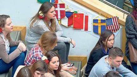 Goodbye Deutschland. Allein von 2010 bis 2011 machten rund 11 100 Deutsche einen Bachelor im Ausland. Besonders beliebt sind die Niederlande, Österreich, Großbritannien und die Schweiz.