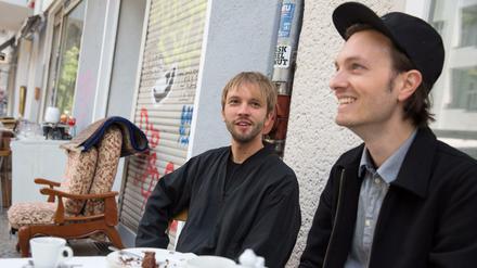 "Ecke Weserstraße"-Macher Johannes Hertwig und Hayung von Oepen bei Kaffee und Tee im "Tischendorf":