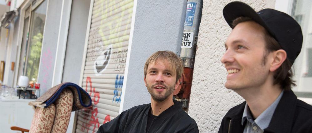 "Ecke Weserstraße"-Macher Johannes Hertwig und Hayung von Oepen bei Kaffee und Tee im "Tischendorf":
