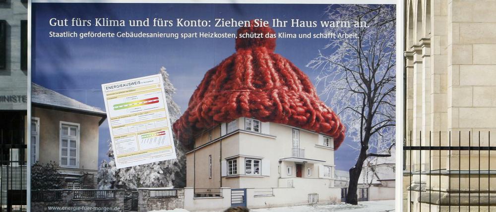 Seit 2008 müssen Wohnungseigentümer bei Verkauf oder Vermietung einen Energieausweis für Gebäude vorlegen. Mit Sanierungen sind sie aber oft finanziell überfordert.