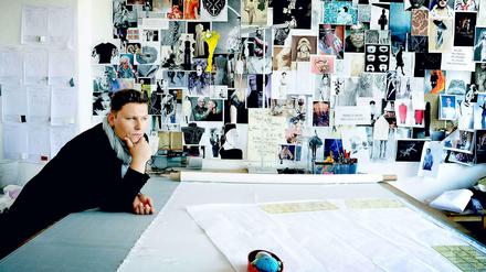 Die Wand der Wahrheit. Dawid Tomaszewski in seinem Charlottenburger Atelier. 