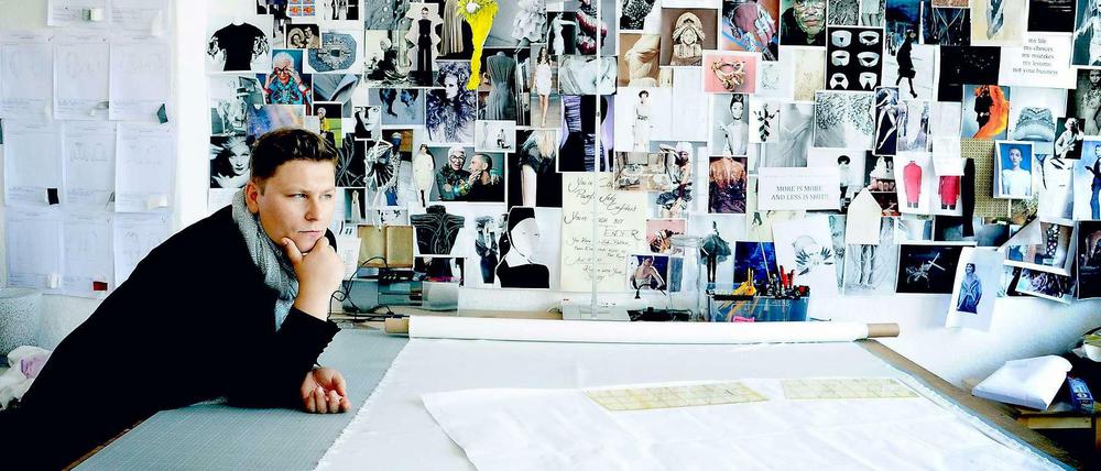 Die Wand der Wahrheit. Dawid Tomaszewski in seinem Charlottenburger Atelier.