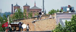 Flüchtlinge und Unterstützer führen am 27. Juni 2014 ihren Protest auf dem Dach der Gerhart-Hauptmann-Schule fort.