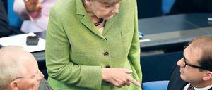 Uneins. Merkel und Schäuble – hier bei einer Bundestagssitzung – streiten mit Dobrindt über die Pkw-Maut. 