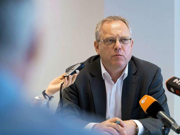 Baustadtrat Hans Panhoff während einer Pressekonferenz zum Antrag der Räumung der von Flüchtlingen besetzten Gerhart-Hauptmann-Schule in Kreuzberg.