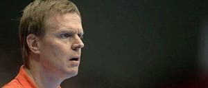 Bundestrainer Martin Heuberger am Spielfeldrand. 