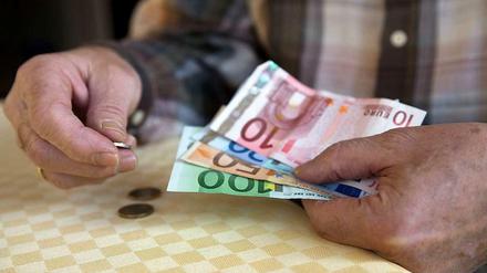 In die eigene Tasche fließt das erarbeitete Geld ab heute - zumindest rechnerisch, hat der Bund der Steuerzahler ermittelt. 