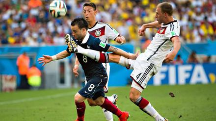 Benedikt Höwedes (r.) und Mesut Özil im Zweikampf mit Frankreichs Mathieu Valbuena.