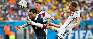 Benedikt Höwedes (r.) und Mesut Özil im Zweikampf mit Frankreichs Mathieu Valbuena.