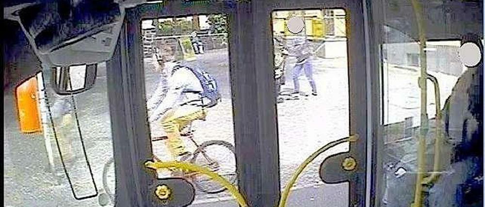 Dieser Radler steht im Verdacht, den 70-Jährigen angefahren zu haben.