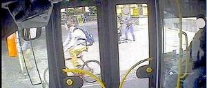 Dieser Radler steht im Verdacht, den 70-Jährigen angefahren zu haben. 