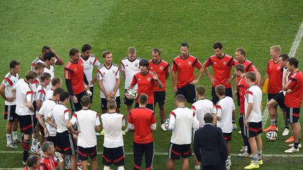 Teambesprechung auf dem Rasen. Joachim Löw kann gegen Frankreich wohl aus dem Vollen schöpfen.