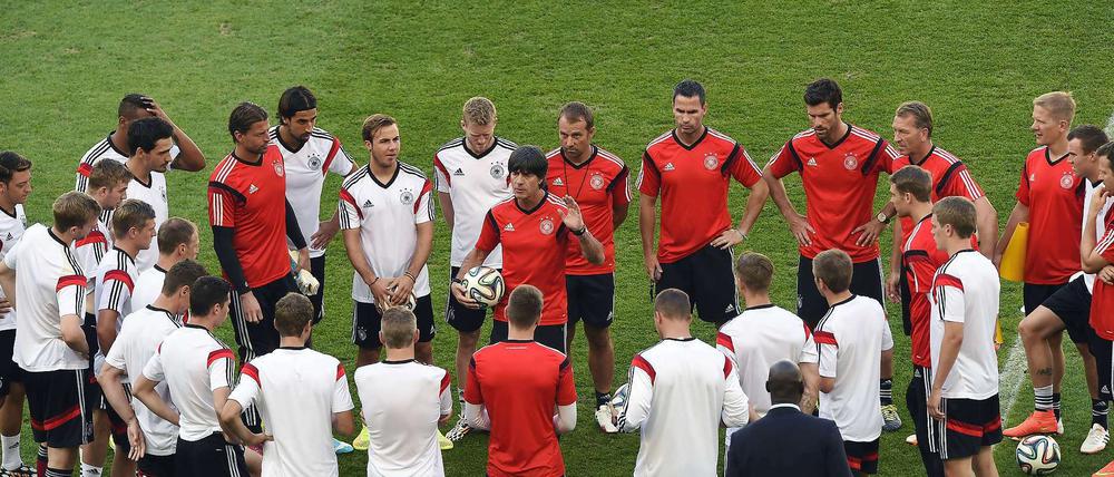 Teambesprechung auf dem Rasen. Joachim Löw kann gegen Frankreich wohl aus dem Vollen schöpfen. 