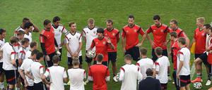 Teambesprechung auf dem Rasen. Joachim Löw kann gegen Frankreich wohl aus dem Vollen schöpfen. 