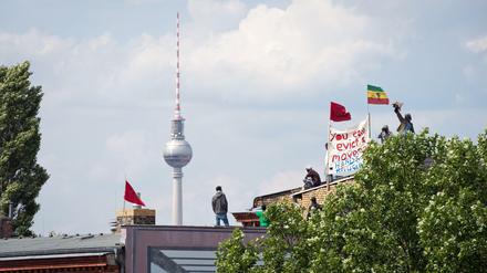 Besetzt. Die letzten Flüchtlinge in der Gerhart-Hauptmann-Schule dürfen bleiben. Dennoch verloren einige Bewohner ihr Obdach. 