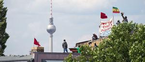 Besetzt. Die letzten Flüchtlinge in der Gerhart-Hauptmann-Schule dürfen bleiben. Dennoch verloren einige Bewohner ihr Obdach. 