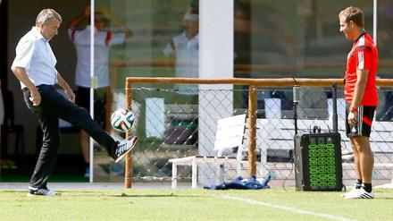 Wolfgang Niersbach mit Assistenztrainer Hansi Flick im Training.