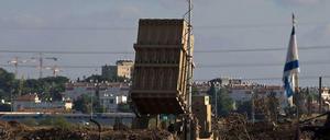 Eine Batterie mit Abwehrraketen steht vor Tel Aviv, um palästinensische Raketen abzufangen.
