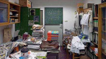 Büro eines BND-Mitarbeiters in Pullach. Das Foto von Martin Schlüter stammt aus dem Bildband "Nachts schlafen die Spione", Sieveking Verlag.