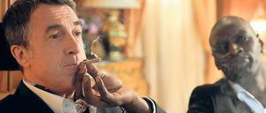 Erst mal einen rauchen. Driss (Omar Sy, rechts) hat so seine Methoden, um die Stimmung von Philippe (François Cluzet) aufzuheitern. Foto: ARD