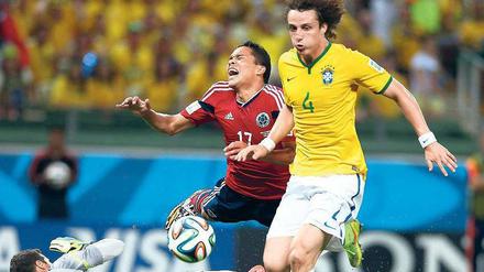 Stil der Gesetzlosen. Brasiliens Torhüter Cesar springt mit beiden Beinen voran in
